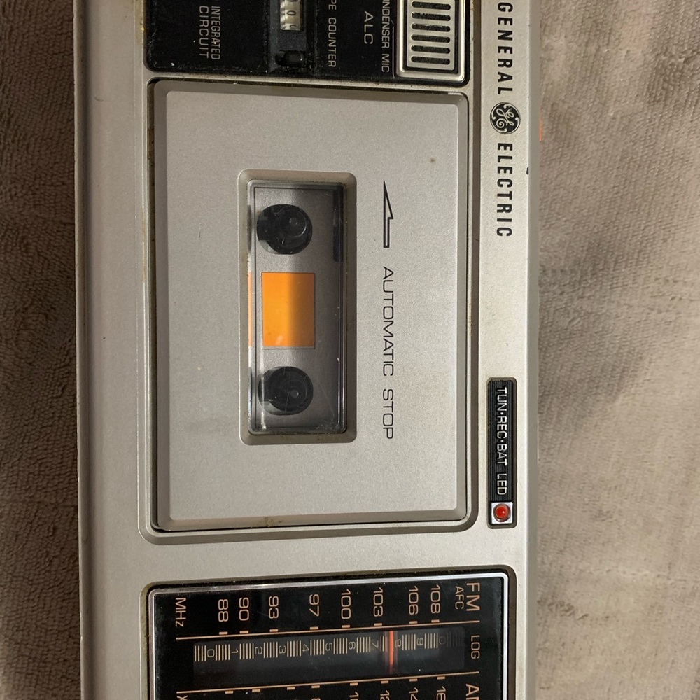 GENERAL ELECTRIC VINTAGE RADIO - Picture 2 of 3
